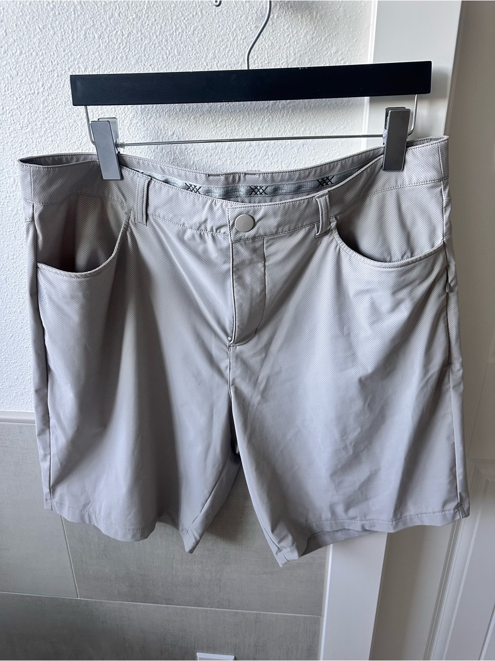 RHONE Men's Light Gray Performance Flat-Front Shorts
